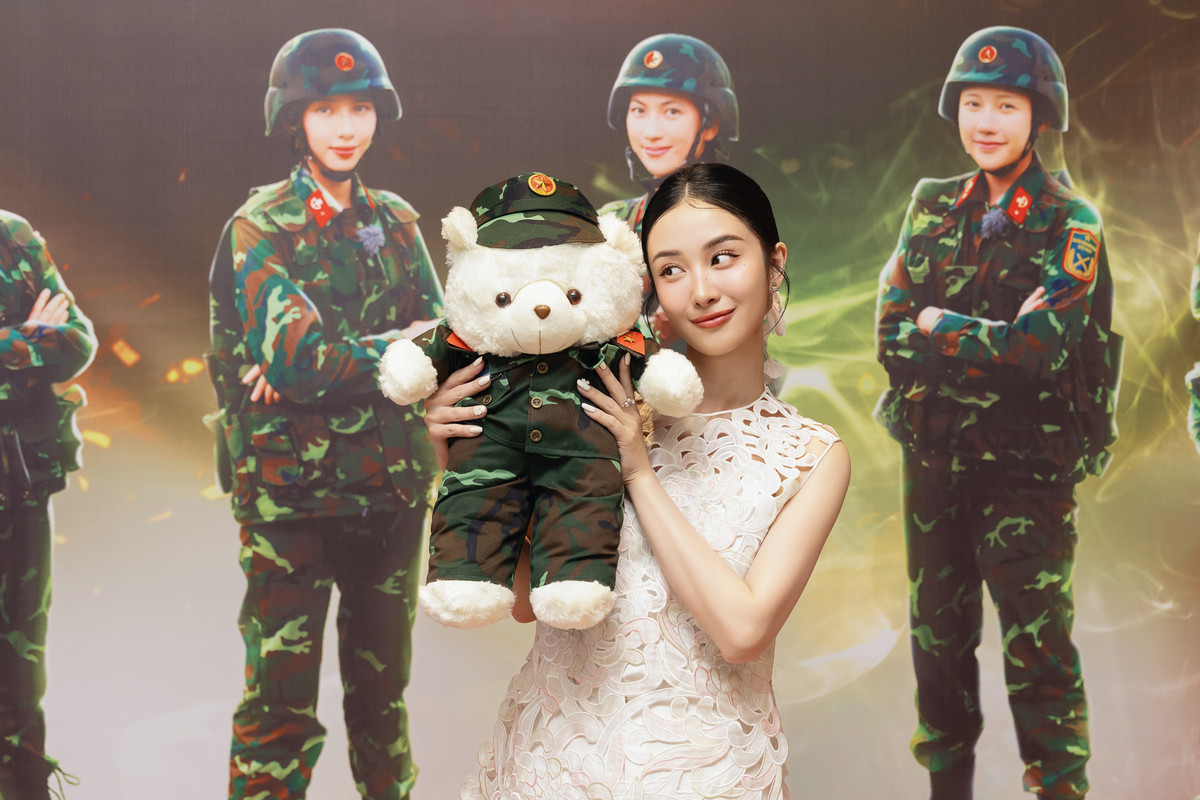 "Hotgirl trà sữa" nhí nhảnh tạo dáng cùng linh vật của Sao Nhập Ngũ 2024.