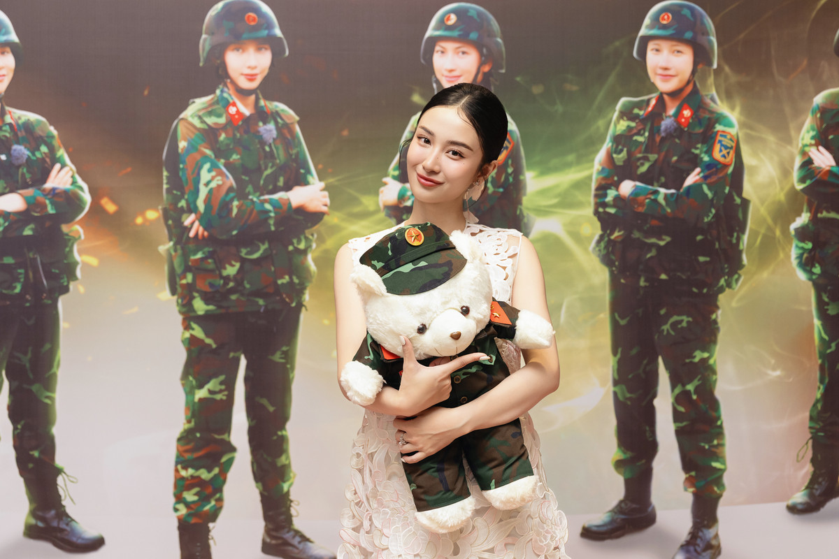 Jun Vũ với chú gấu linh vật của Sao Nhập Ngũ 2024.