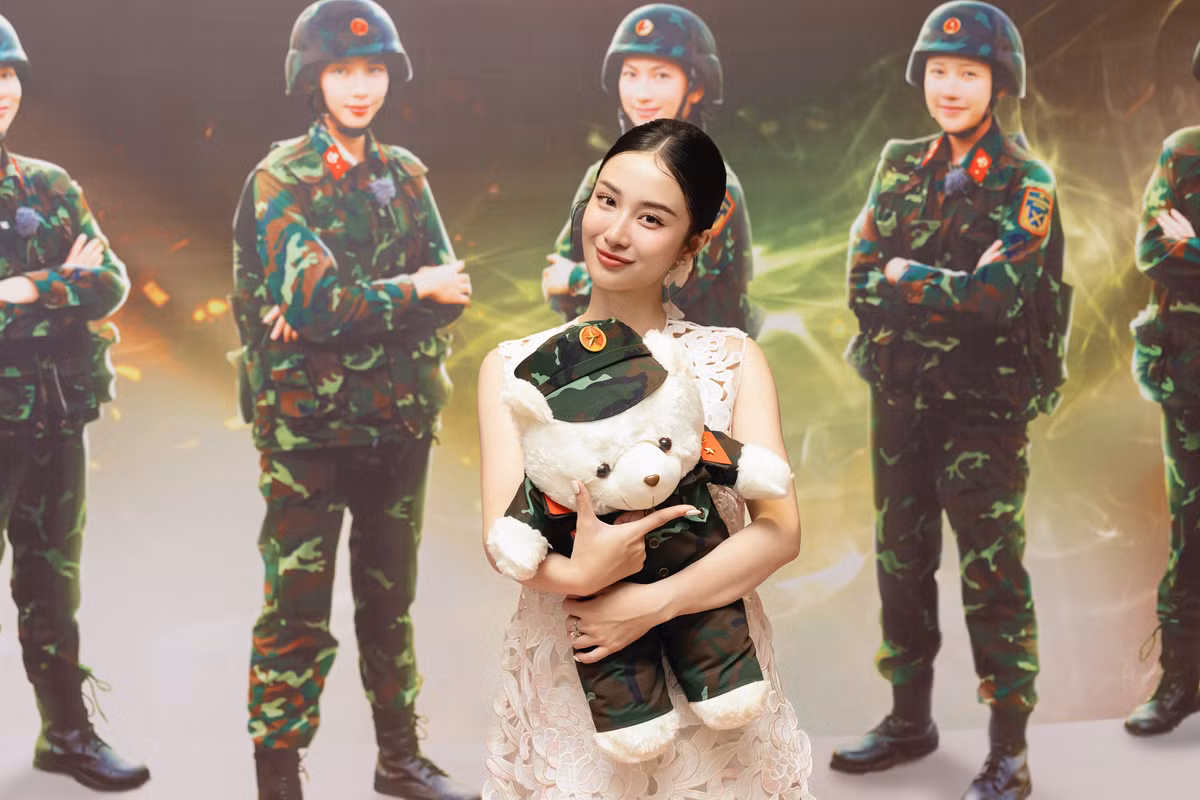 Jun Vũ với chú gấu linh vật của Sao Nhập Ngũ 2024.