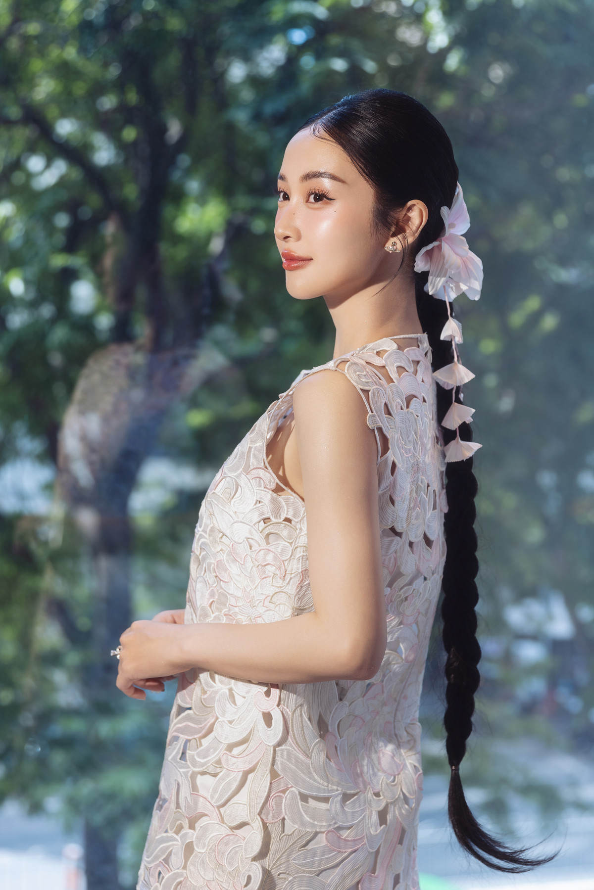 Thời sinh viên, Jun Vũ theo học ngành Quản trị kinh doanh tại Đại học Assumption, Thái Lan. Tuy nhiên, cô vẫn thường xuyên tham gia các hoạt động nghệ thuật tại Việt Nam và Thái Lan.