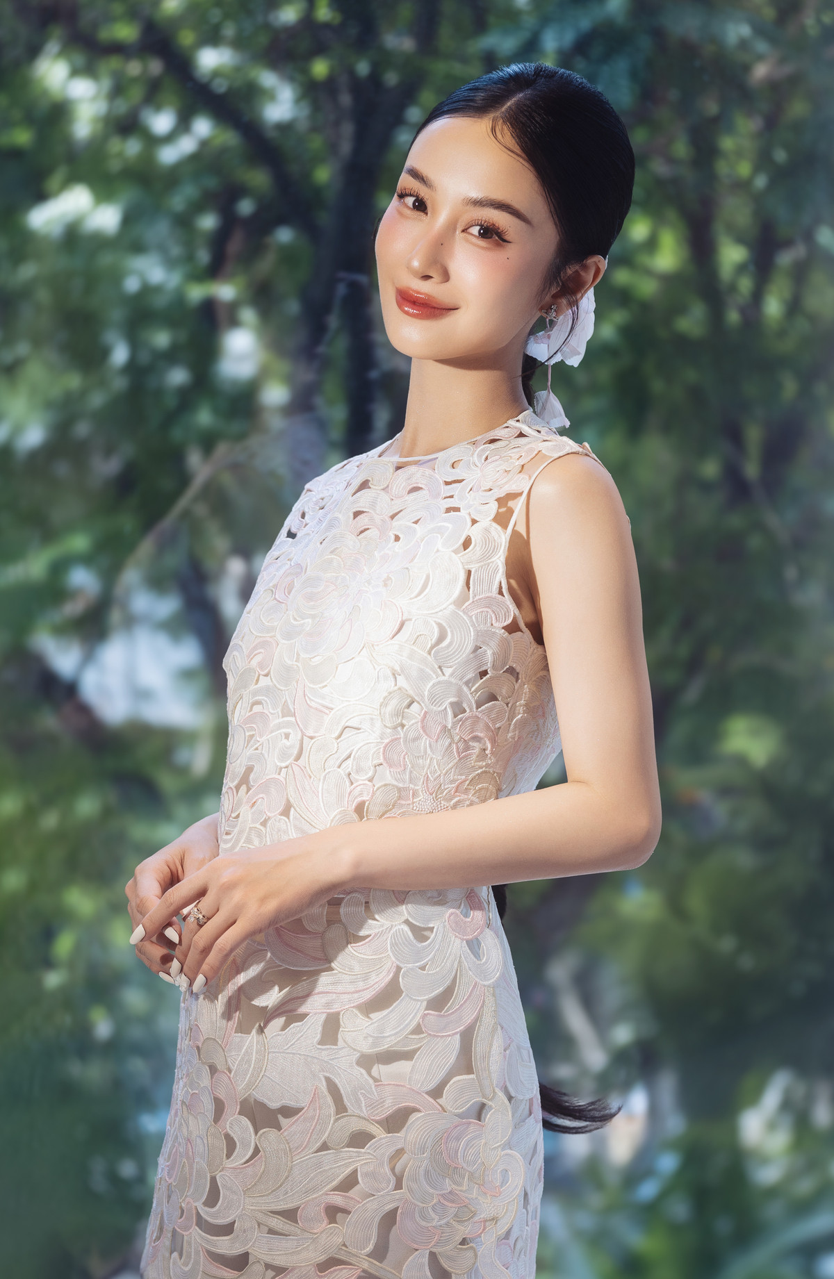 Tại Thái Lan, Jun Vũ tiếp tục chụp hình mẫu cho nhiều thương hiệu thời trang. 9X được đặt cho biệt danh "cô gái trà sữa" từ những ngày đầu được chú ý.