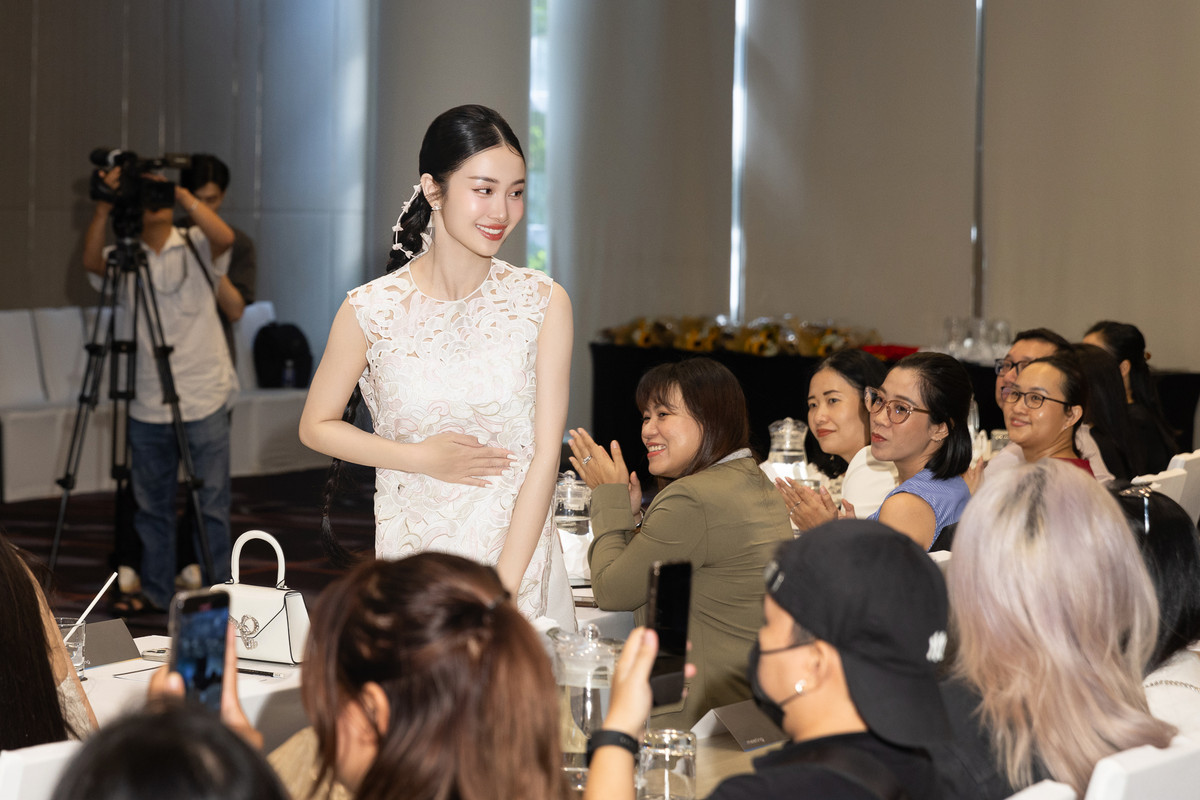 Jun Vũ (tên thật Vũ Phương Anh, SN 1995, Hà Nội) theo gia đình sang Thái Lan định cư từ năm 15 tuổi. Sở hữu nét đẹp trong trẻo, dịu dàng cùng nụ cười tươi, cô nàng làm mẫu ảnh cho nhiều tờ báo tuổi teen từ khi còn ở Việt Nam.