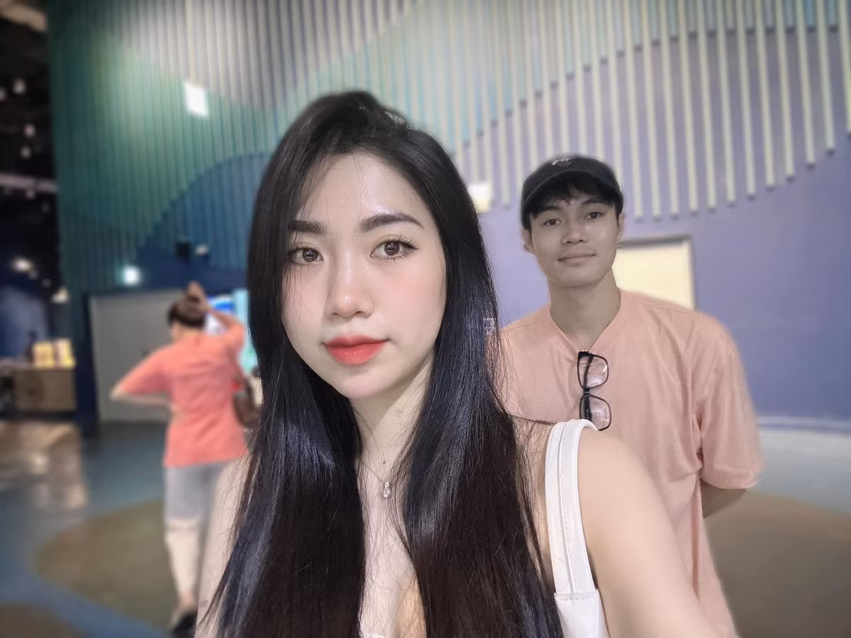 Cô nàng có mối quan hệ thân thiết với anh trai, thậm chí có lúc từng bị nhầm là bạn gái của Văn Toàn trong 1 lần ra sân bay đón nam cầu thủ. (Ảnh: FBNV)