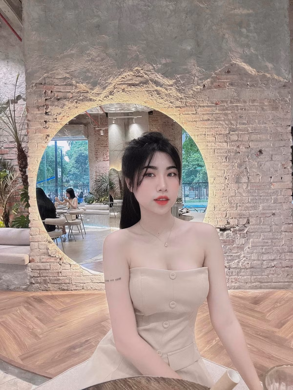 Dù không làm việc đến nghệ thuật, Nguyễn Nụ vẫn bắt kịp mọi xu hướng thời trang. Cô nàng cũng thu hút gần 70.000 người theo dõi trên trang cá nhân.