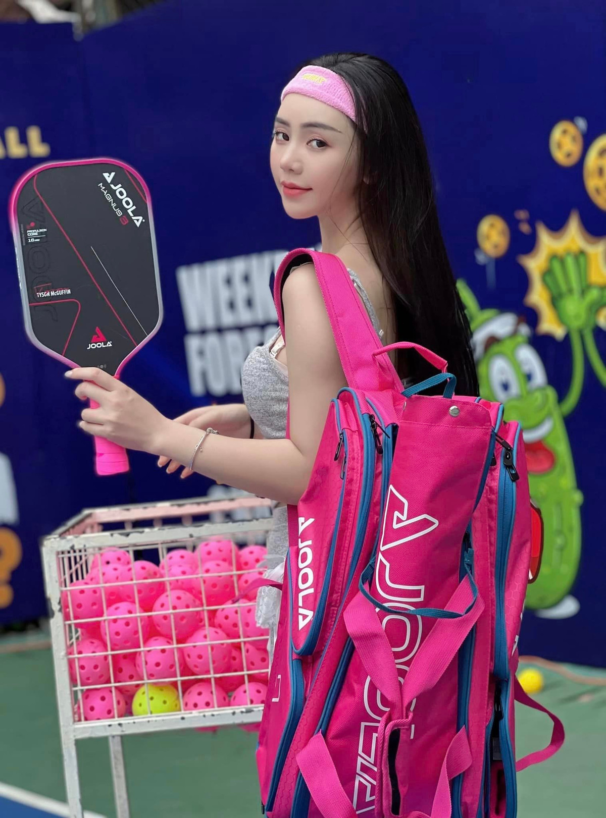 Có thể thấy cô nàng đã không ngại đầu tư khủng cho trang phục cũng như dụng cụ phục vụ môn thể thao này như túi, vợt.