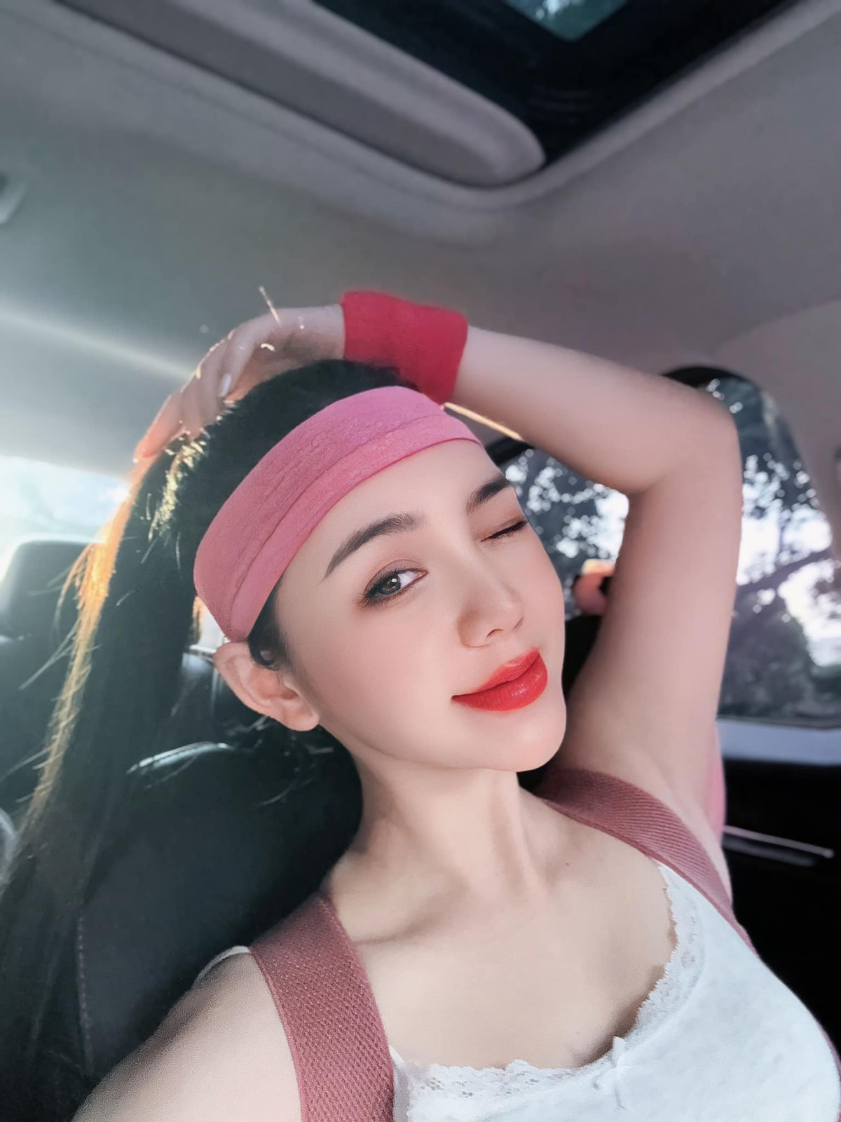 Trước đó, Quỳnh Kool cũng khoe khéo phong cách tươi trẻ, chuẩn "dân tập" khi chuẩn bị băng đô cùng bao tay thấm mồ hôi trong loạt ảnh chụp trên đường đi đến sân tập.