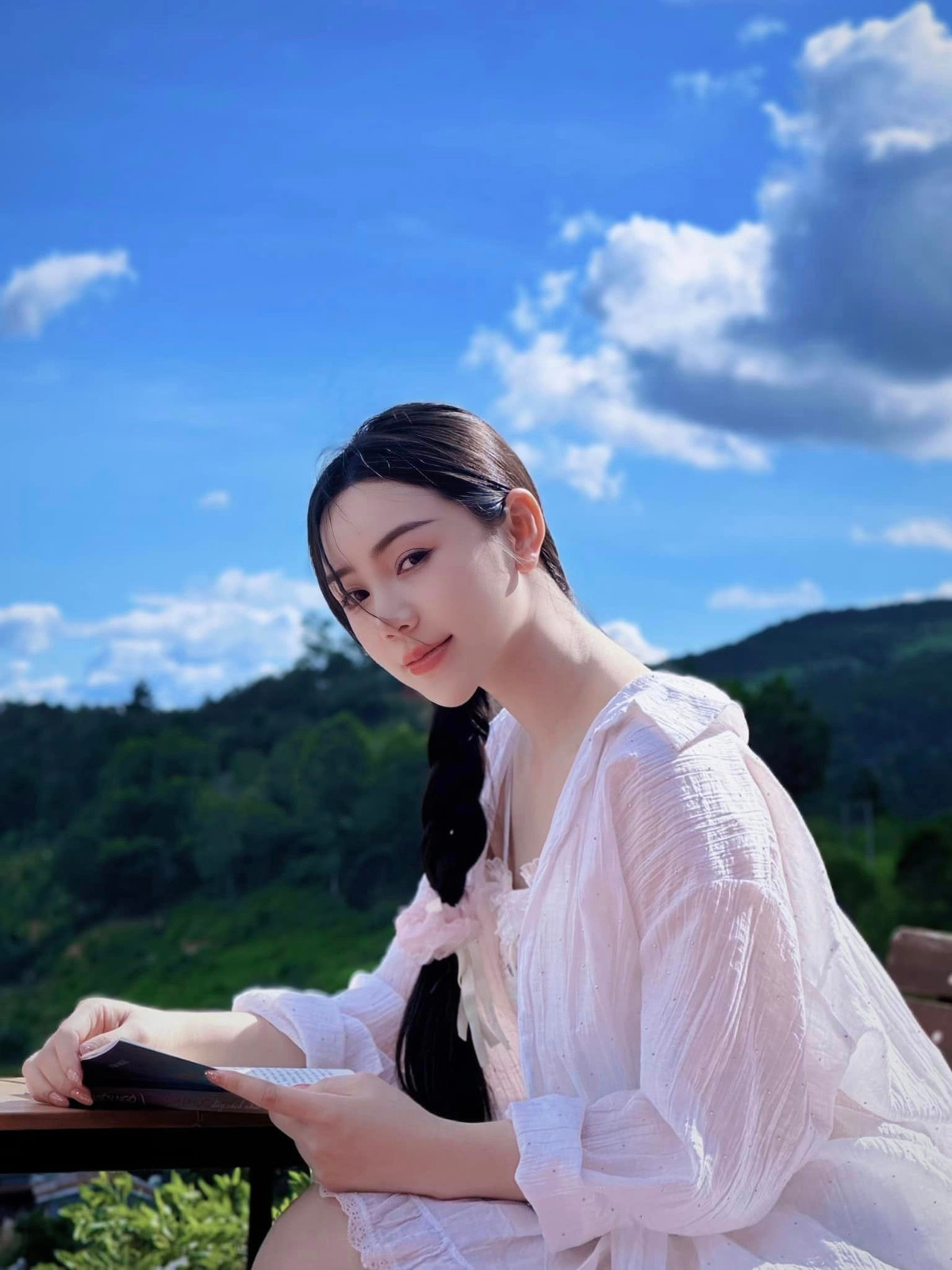 Trên trang cá nhân, cô nàng thường chia sẻ những khoảnh khắc đời thường cùng những chuyến du lịch đến nhiều địa điểm nổi tiếng trên thế giới. (Ảnh: FBNV)