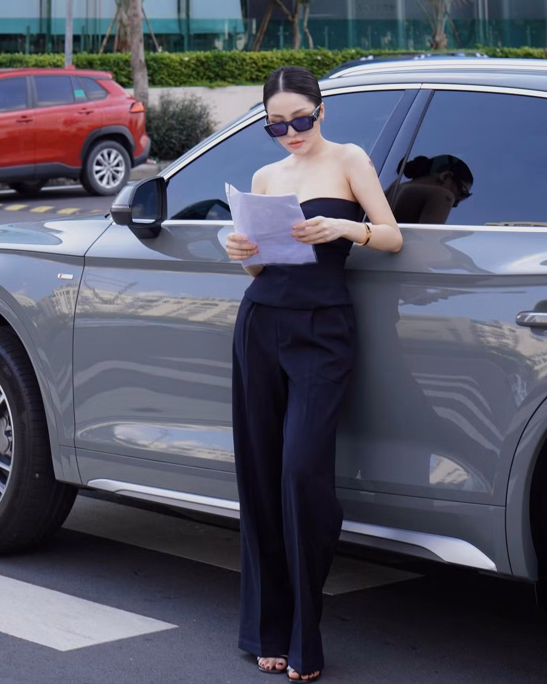 So với những hình ảnh gợi cảm trước đây, Trâm Anh đã trưởng thành hơn trong phong cách. Cô nàng úp mở "thả thính": "Người sai sẽ tìm thấy con khi con đang yên bình và rời bỏ con khi con tan nát. Người đúng sẽ tìm thấy con khi con tan nát và dẫn con đến sự yên bình".