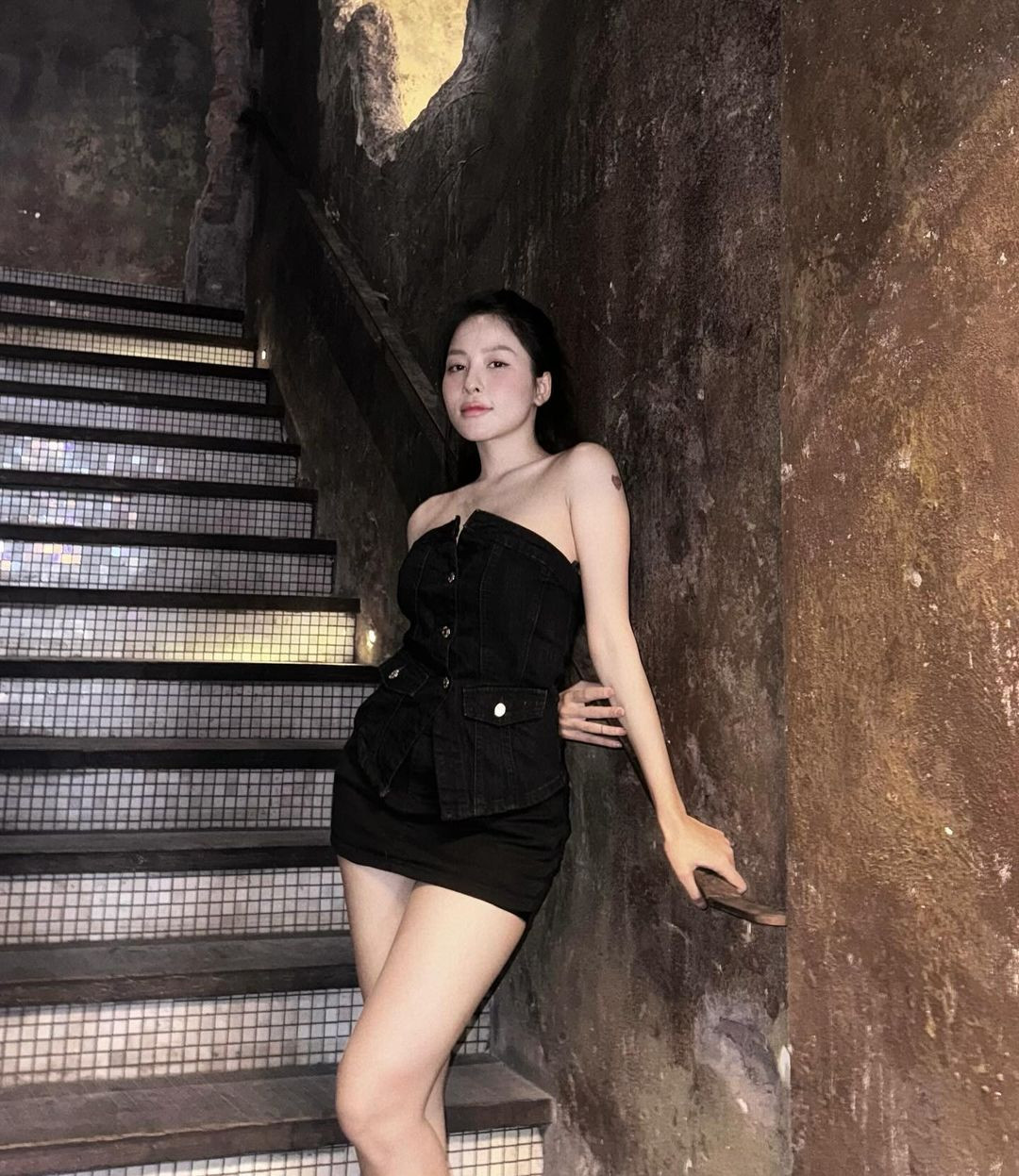 Hot girl Trâm Anh sinh năm 1996, quê Thanh Hóa. Cô có xuất thân từ gia đình kinh doanh. Người đẹp bắt đầu "nổi như cồn" nhờ tham gia Nóng cùng World Cup 2018.