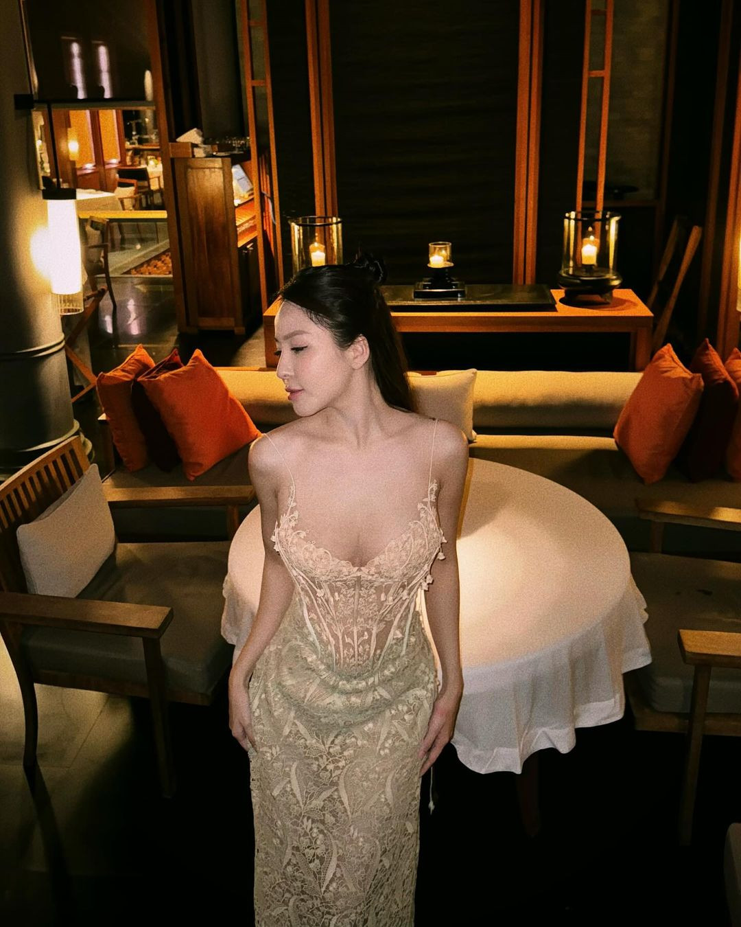 Người đẹp thường xuyên check-in tại các nhà hàng sang trọng hoặc nhiều chuyến nghỉ dưỡng hạng sang. (Ảnh: IGNV)