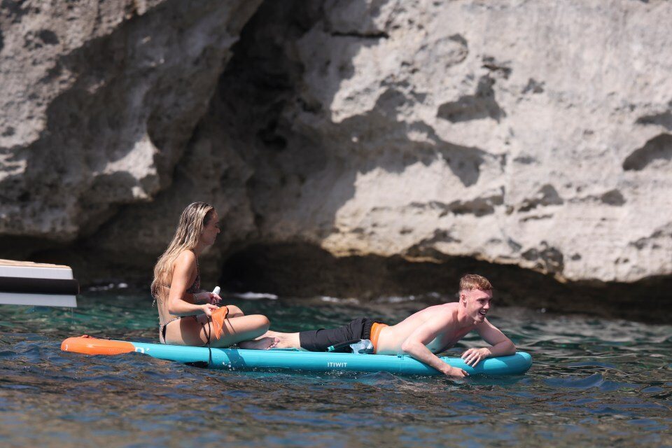 Cả hai có khoảng thời gian tắm nắng, thư giãn cùng nhau.