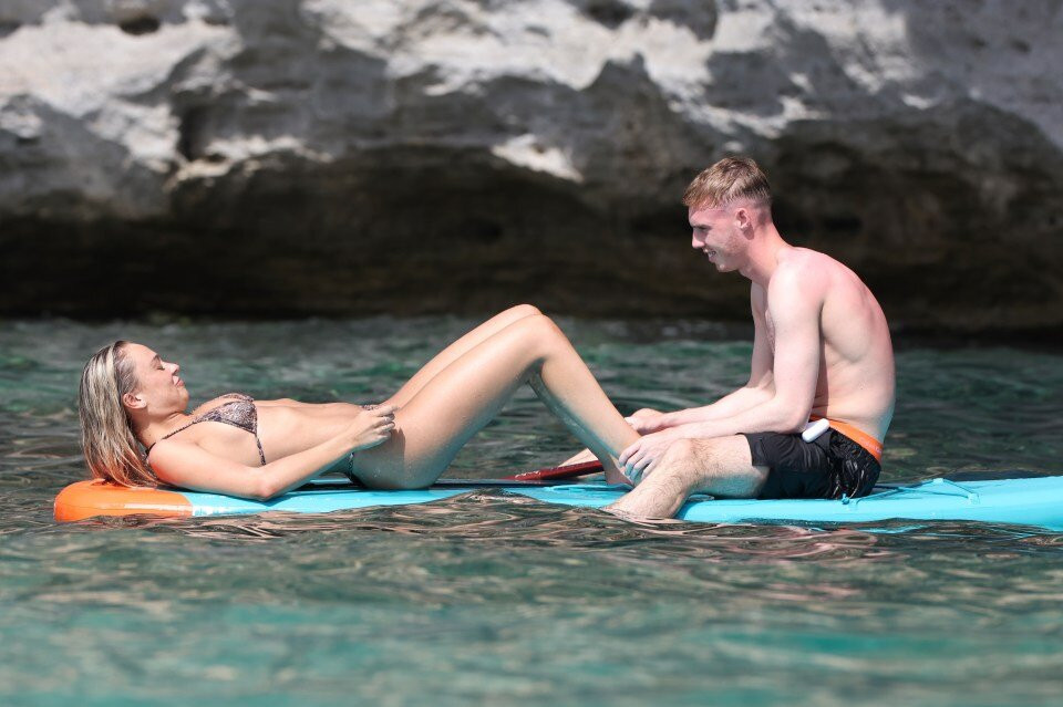 Cole Palmer nở nụ cười rạng rỡ cùng người đẹp tóc vàng