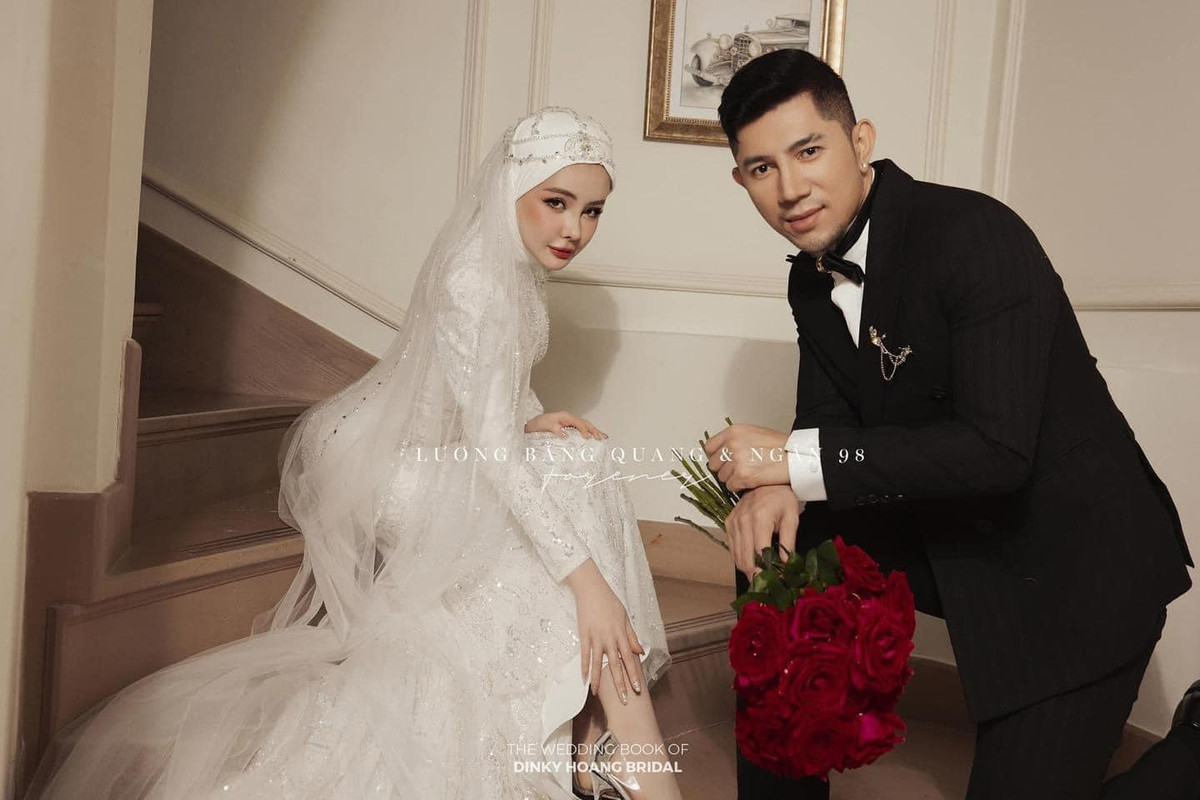Đây không phải là bộ ảnh cưới đầu tiên của cặp đôi này, tuy nhiên trong những bộ hình trước, Ngân 98 đều trung thành với phong cách hở bạo thì lần này, cô chọn chiếc váy kín đáo, đồng thời dùng khăn che trùm kín phần tóc. (Ảnh: Dinky Hoang Bridal)