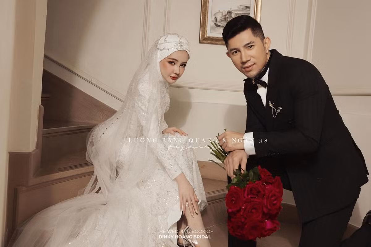 Đây không phải là bộ ảnh cưới đầu tiên của cặp đôi này, tuy nhiên trong những bộ hình trước, Ngân 98 đều trung thành với phong cách hở bạo thì lần này, cô chọn chiếc váy kín đáo, đồng thời dùng khăn che trùm kín phần tóc. (Ảnh: Dinky Hoang Bridal)