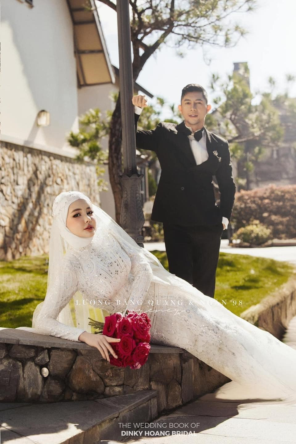 Ngân 98, tên thật là Võ Thị Ngọc Ngân, sinh năm 1998, được biết đến là một DJ. Cô theo đuổi phong cách sexy với những bộ cánh cắt xẻ táo bạo, khoe trọn body nóng bỏng. (Ảnh: Dinky Hoang Bridal)