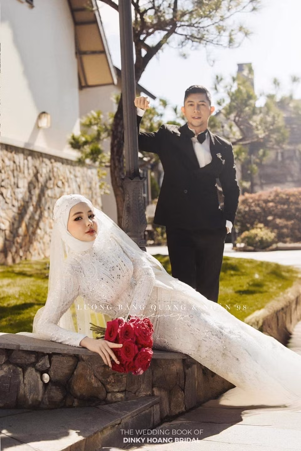 Ngân 98, tên thật là Võ Thị Ngọc Ngân, sinh năm 1998, được biết đến là một DJ. Cô theo đuổi phong cách sexy với những bộ cánh cắt xẻ táo bạo, khoe trọn body nóng bỏng. (Ảnh: Dinky Hoang Bridal)