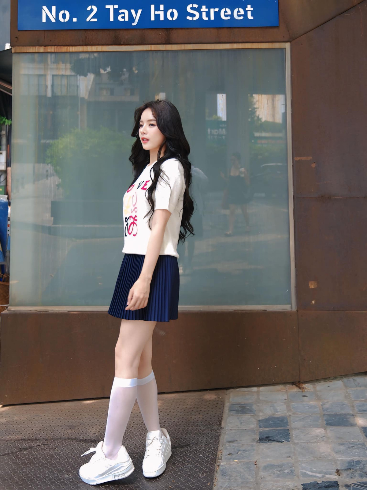 Thả dáng giản đơn trên một con phố cạnh hồ Tây, nữ DJ vẫn khoe được nhan sắc "nữ thần" của mình.