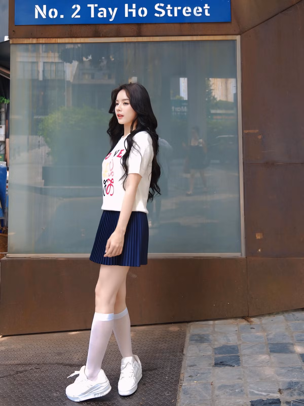 Thả dáng giản đơn trên một con phố cạnh hồ Tây, nữ DJ vẫn khoe được nhan sắc "nữ thần" của mình.