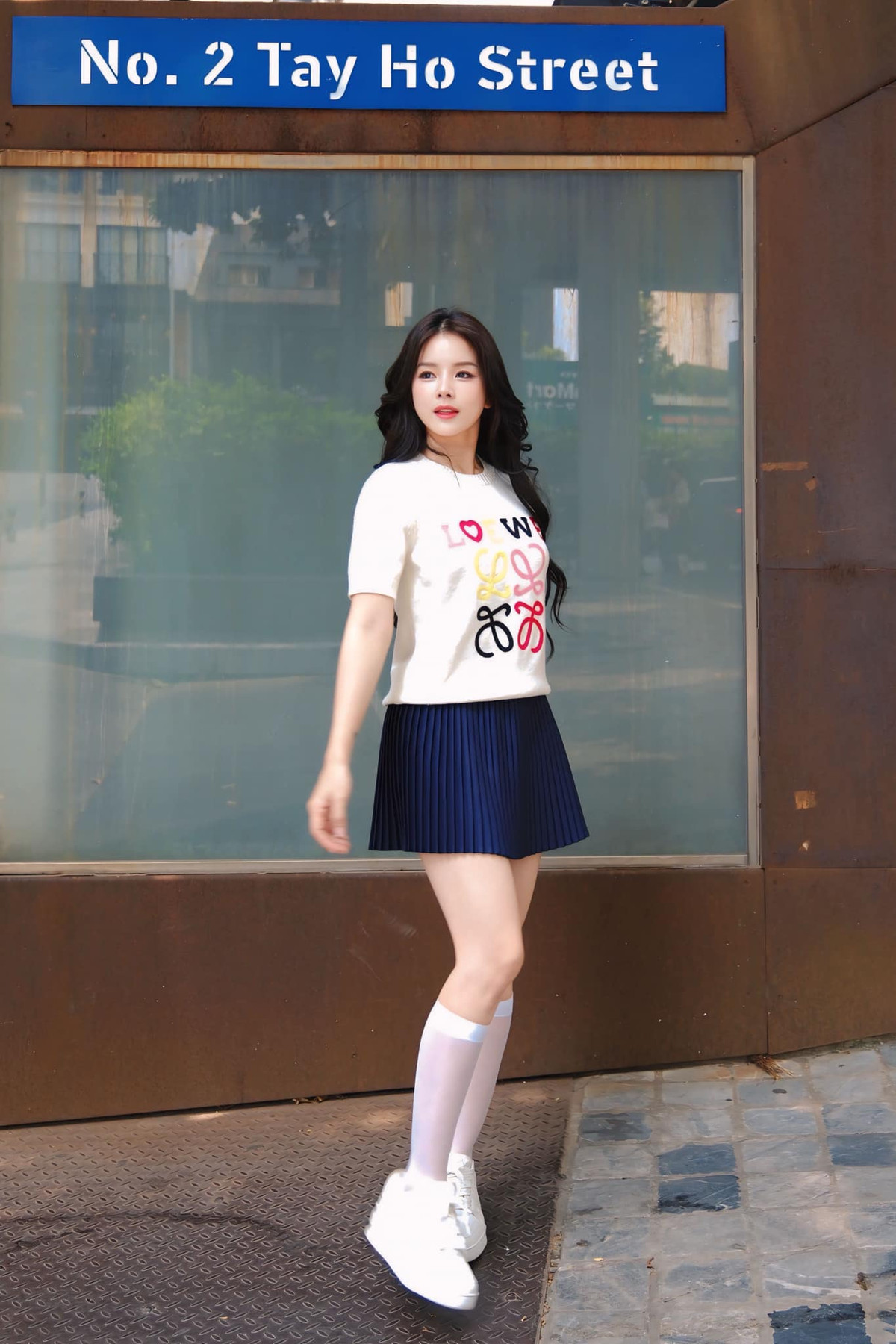 Kết hợp cùng đôi giày sneaker màu trắng, Mie trông vô cùng năng động nhưng cũng rất dịu dàng nữ tính.