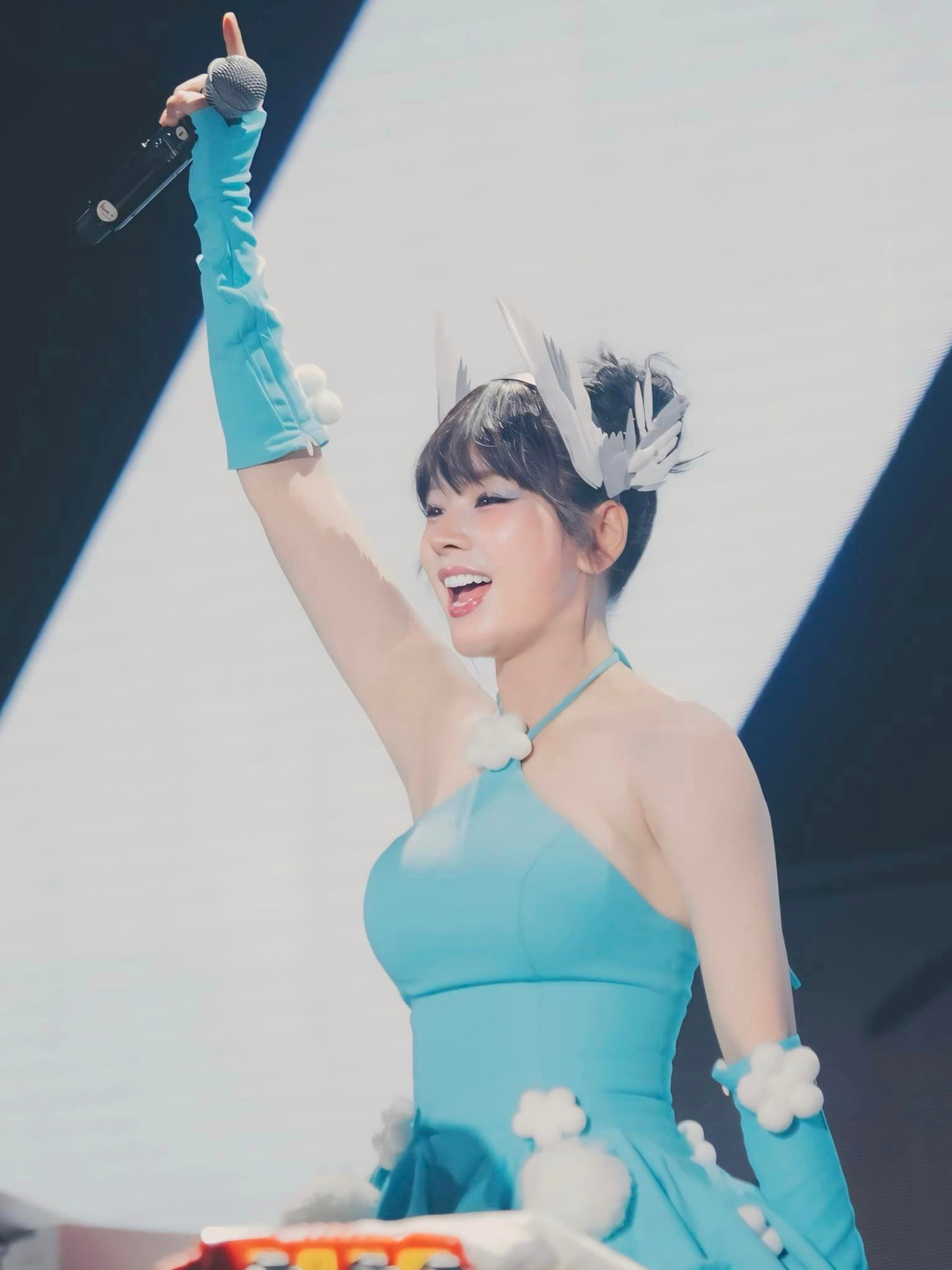 Cô nàng được lòng khán giả vì luôn hết mình trên sân khấu.