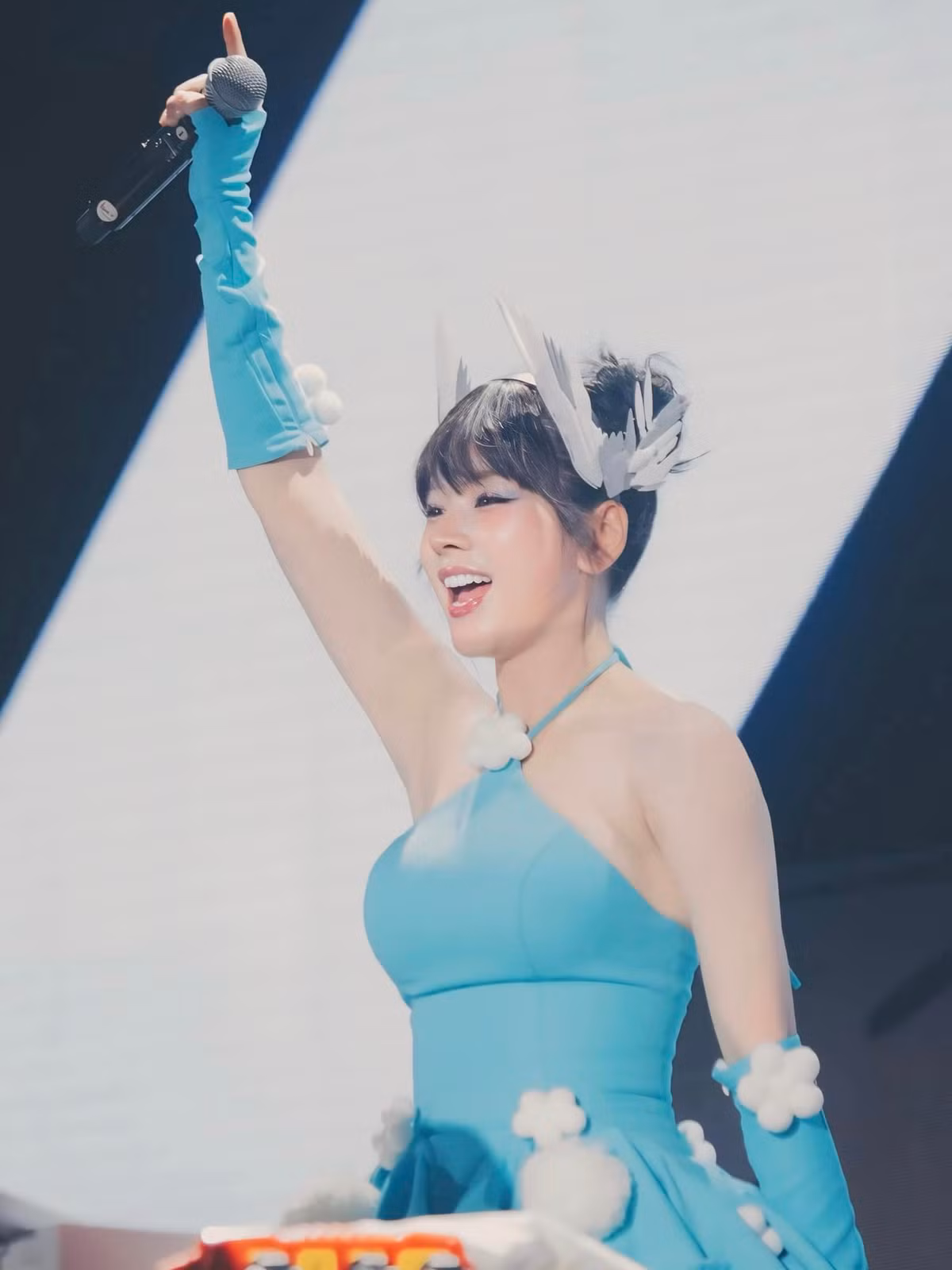 Cô nàng được lòng khán giả vì luôn hết mình trên sân khấu.