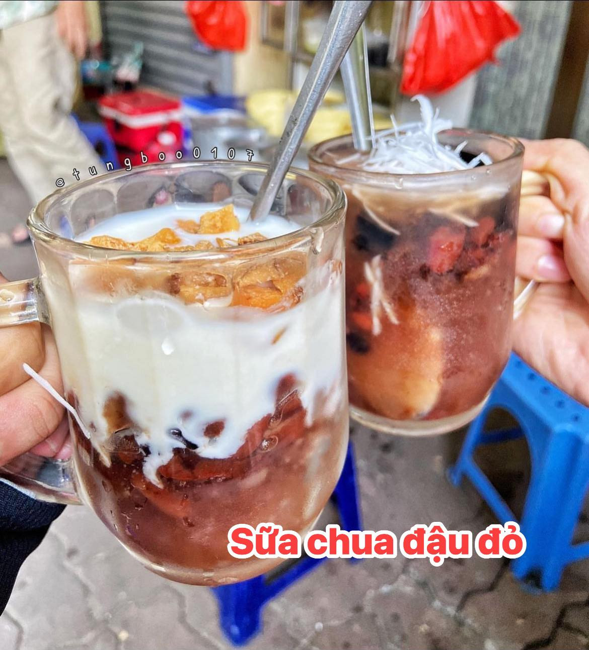 Cũng nhờ có trào lưu này, rất nhiều quán chè, quán trà sữa các năm trước đã gặp phải tình trạng "cháy hàng". Chị Nguyễn Phương - chủ một quán chè ở Hà Đông cho biết: "Năm ngoái mình nhận trước 3 đơn của 3 đơn vị lớn hơn 200 cốc chè đậu đỏ, năm nay cũng đã nhận được hơn 100 cốc. Năm nay mình cũng đa dạng menu đậu đỏ hơn cho mọi người lựa chọn".