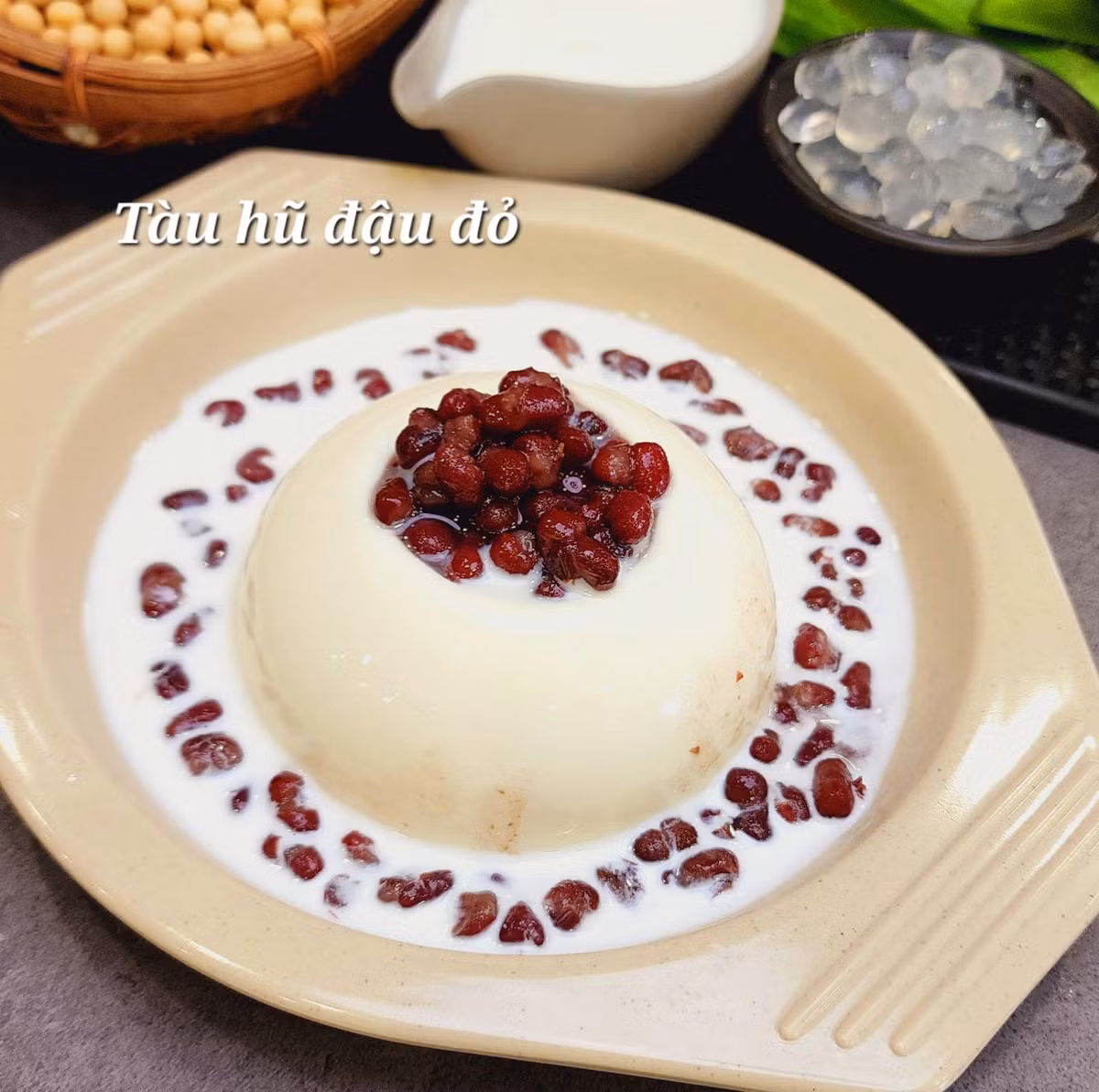 Không biết ăn chè đậu đỏ có thực sự sẽ giúp có người yêu hay không, nhưng khoa học đã chứng minh đậu đỏ rất tốt cho sức khỏe, đậu đỏ chứa nhiều protein, chất xơ và các loại vitamin cần thiết cho cơ thể.