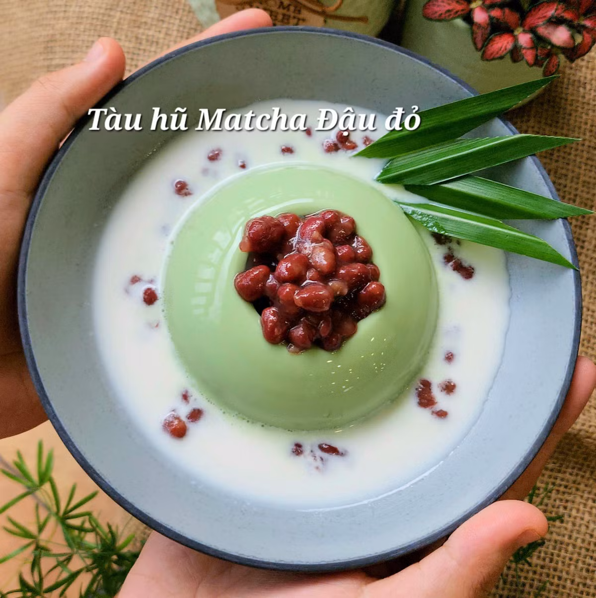 Còn bạn Khánh Linh - người đã có "kinh nghiệm" 2 năm ăn chè đậu đỏ thì chia sẻ: "2 năm qua mình đã ăn chè đậu đỏ theo lời rủ của bạn bè, thực sự là đã có một vài người theo đuổi nhưng chưa đủ duyên, năm nay mình lại tiếp tục ăn chè đậu đỏ, dù không có được người yêu thì có buổi tụ tập với bạn bè là vui rồi".