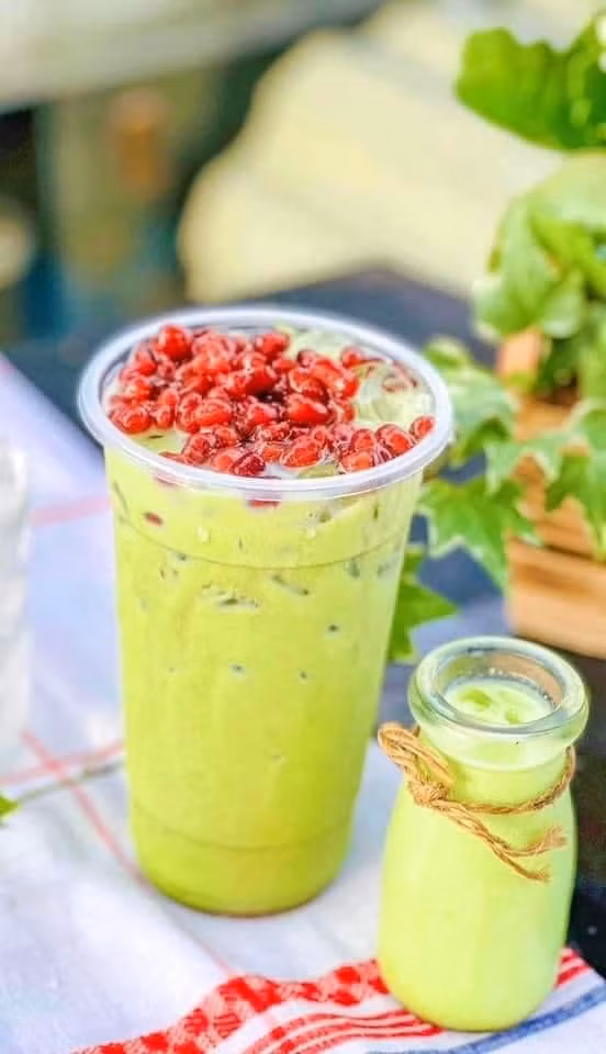 Theo khoa học phong thủy, đậu đỏ có màu đỏ sậm rất đẹp, tượng trưng cho sự may mắn, tình duyên tấn tới, mọi việc thuận buồm xuôi gió vì đậu đỏ sẽ giúp "hóa hung thành cát"…