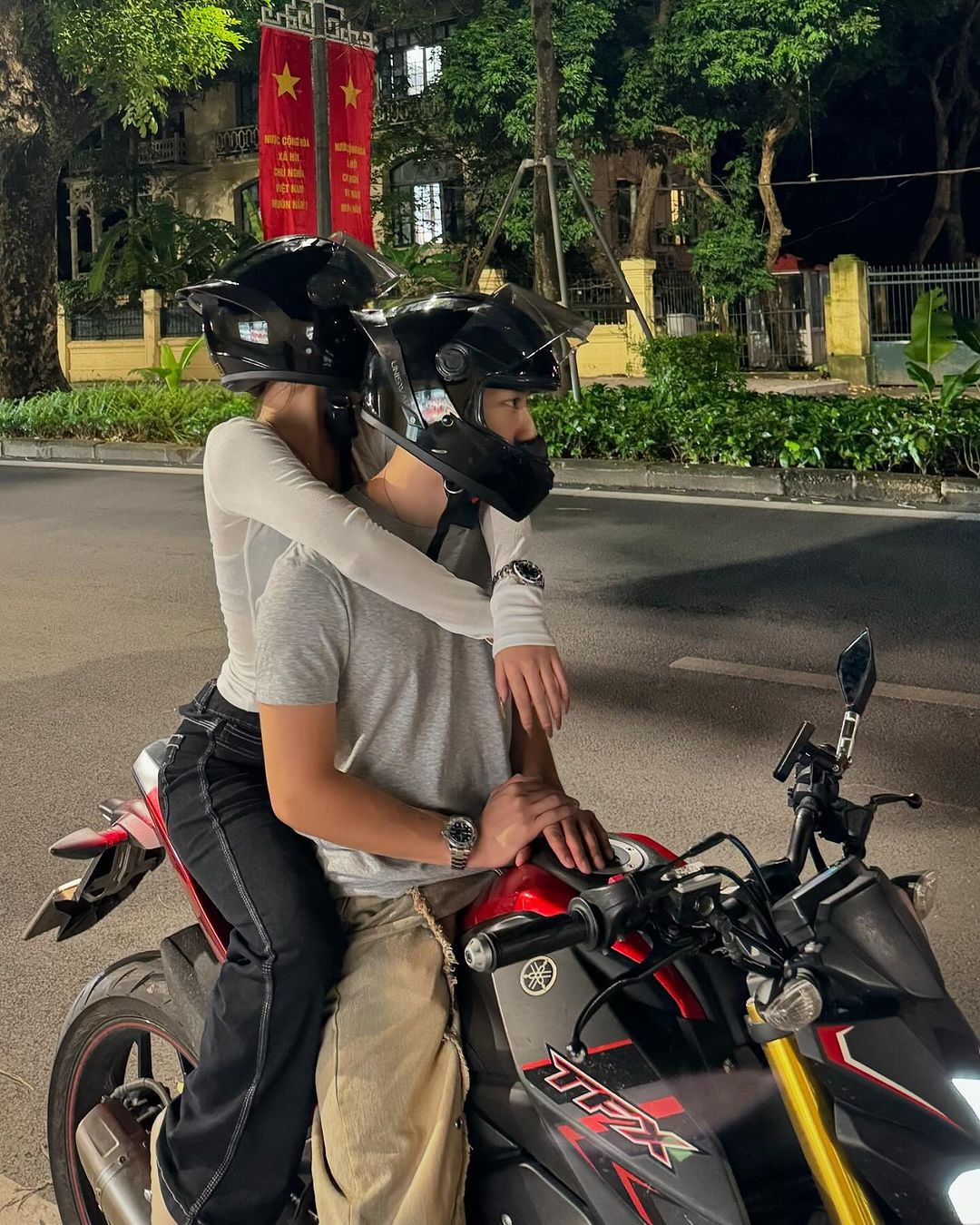 Trong loat ảnh mới, cô nàng cũng bạn trai tay trong tay, ôm ấp, cả 2 không ngại dành cho nhau những hành động thân mật.