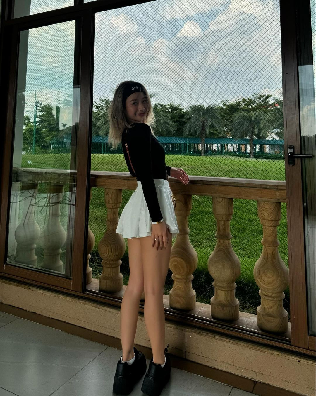 Cô nàng vẫn vui vẻ check-in những nơi mình đi du lịch.