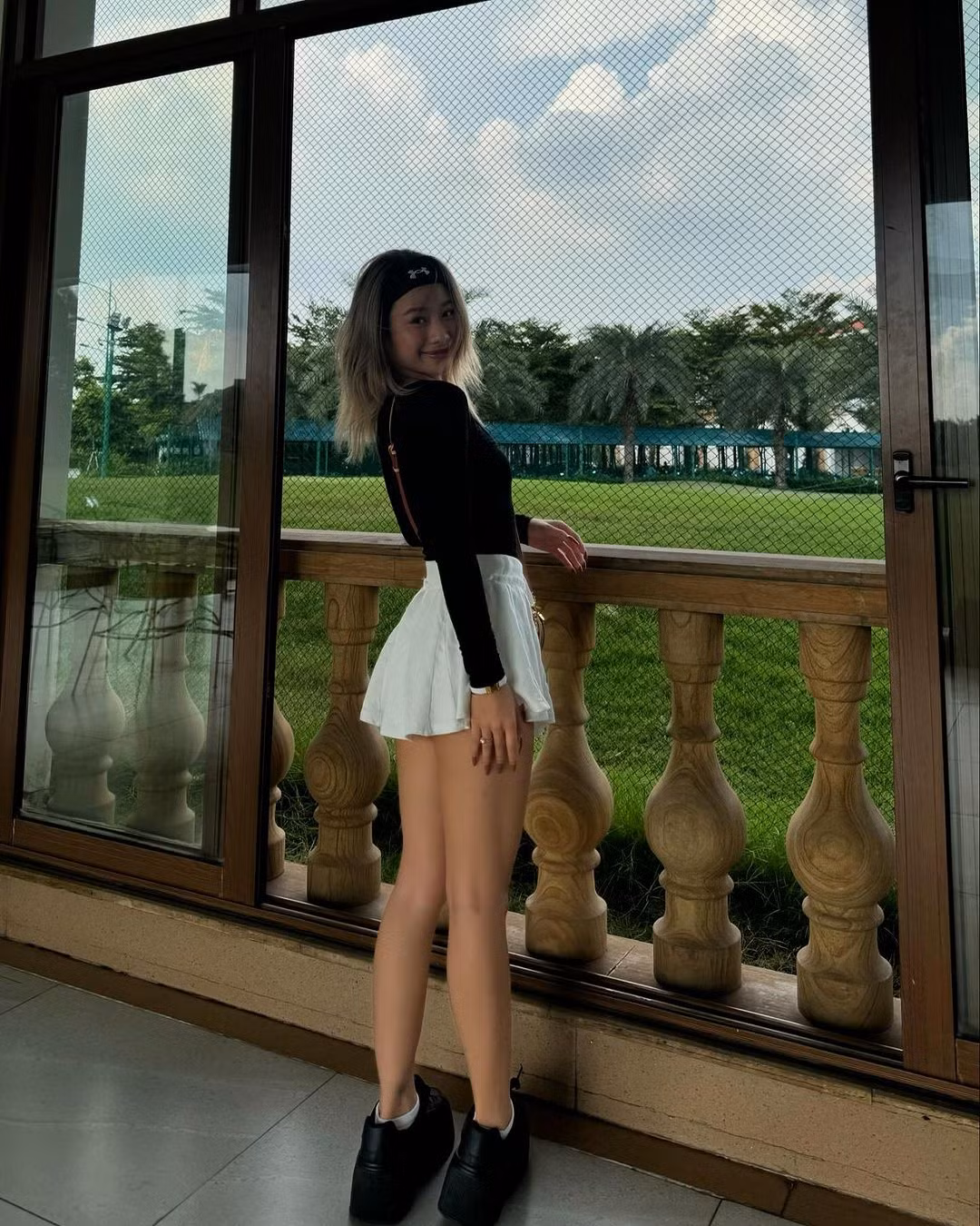 Cô nàng vẫn vui vẻ check-in những nơi mình đi du lịch.