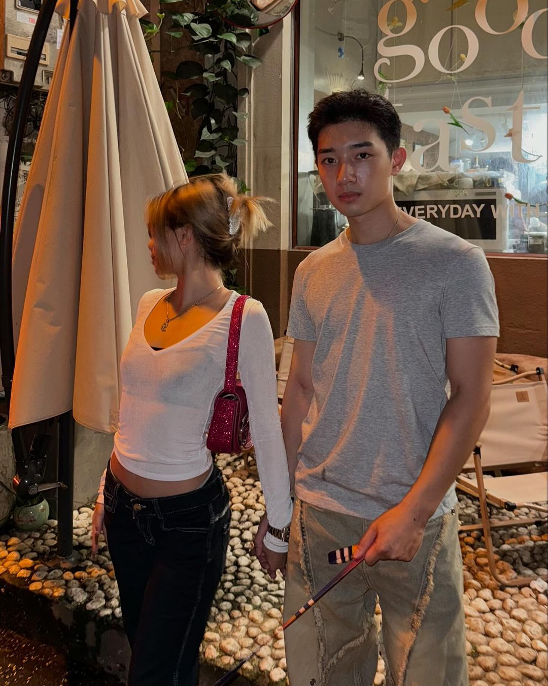 Cô nàng liên tiếp vướng phải những ồn ào như bị chỉ trích về lối sống phông bạt, đến ồn ào chia sẻ tranh vẽ phản cảm liên quan đến chính trị.