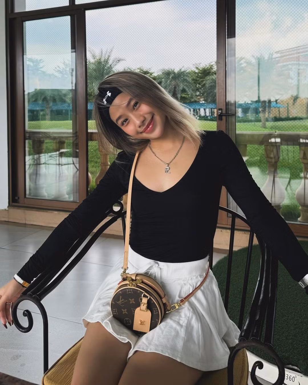 Cô nàng vẫn có vẻ khá tươi tắn và nhuận sắc, vẫn đeo những phụ kiện, túi xách hàng hiệu đắt đỏ.