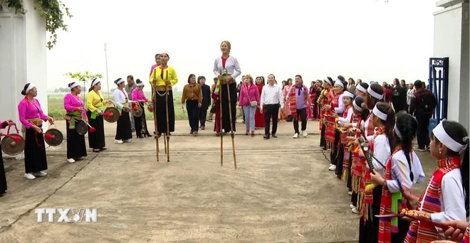 Du lich trai nghiem van hoa Muong hap dan khach quoc te-Hinh-2