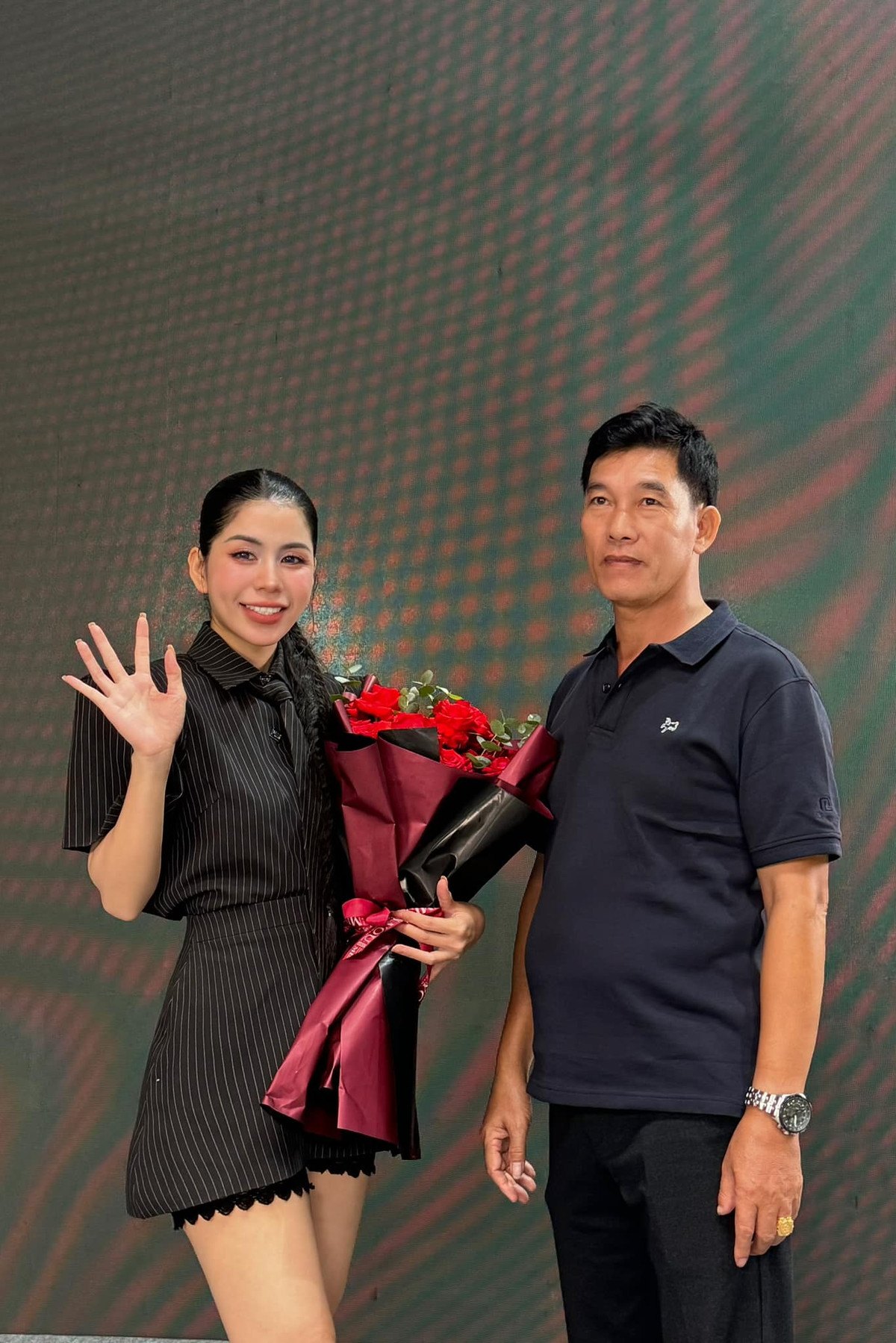 Trước đó, ông Nguyễn Công Hảo (bố Hằng Du Mục) cũng cho biết, dự định trong ngày 23, 24/8, con gái sẽ trở về Việt Nam và đến Cà Mau để làm việc với nhãn hàng.