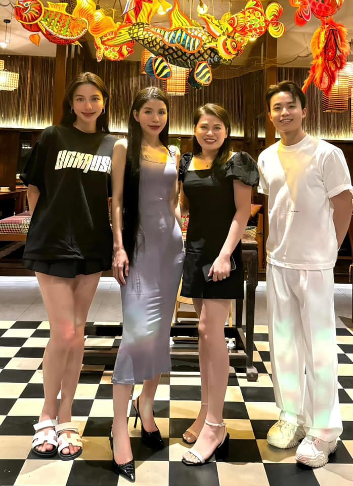 Trong khoảnh khắc gặp gỡ thân thiết này còn xuất hiện những gương mặt quen thuộc như quản lý (anh họ) của Hằng Du Mục, Dịch Dương - Nhất Dương cả 2 anh em đều tươi tắn.