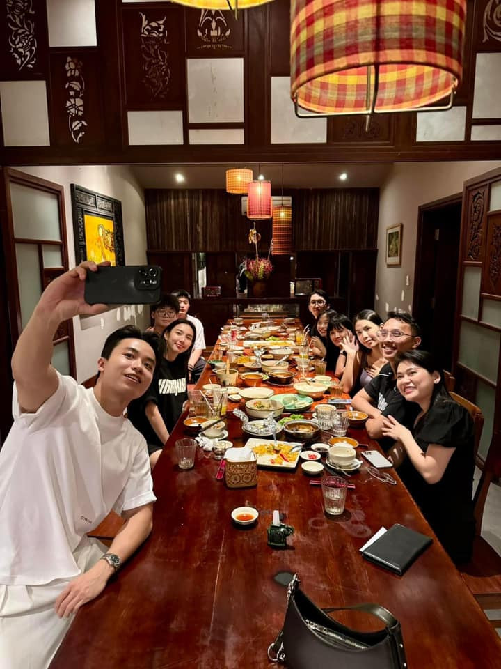 Chiều hôm qua, Hằng Du Mục đã đăng ảnh xác nhận đã về Việt Nam. Vừa hạ cánh ít lâu, cô nàng đã hội ngộ cùng team Quang Linh Vlogs và Hoa hậu Thuỳ Tiên.