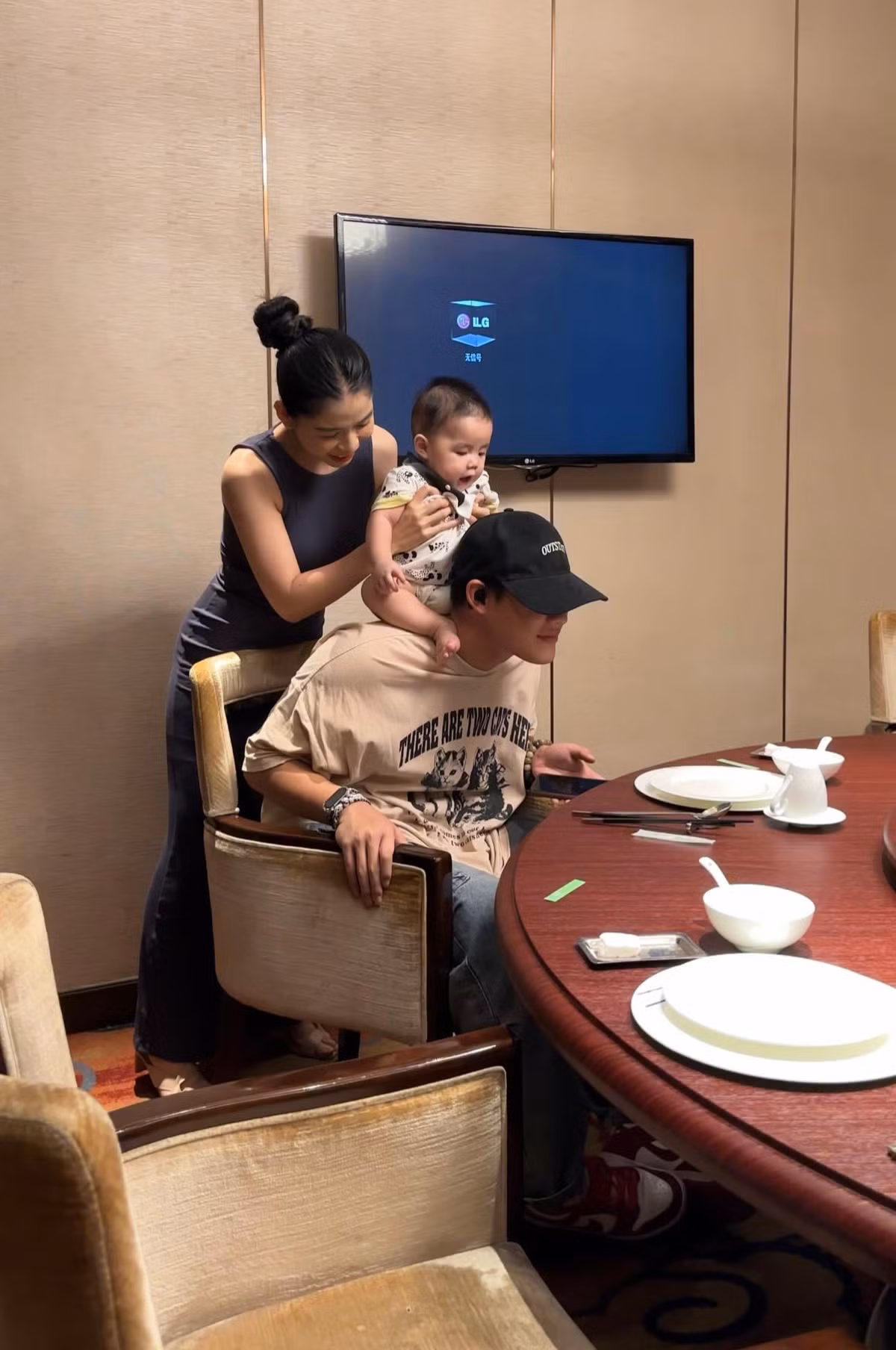 Về Nhất Dương và Dịch Dương, mặc dù là con riêng của Tôn Bằng nhưng cả hai đều rất muốn ở cạnh Hằng Du Mục và phụ giúp cô. Gần đây nhất, Nhất Dương đã lập tài khoản TikTok và ngay trong video đầu tiên, cậu đã chia sẻ dòng trạng thái đầy ẩn ý: "Hy vọng mọi chuyện trong tương lai sẽ tốt hơn".