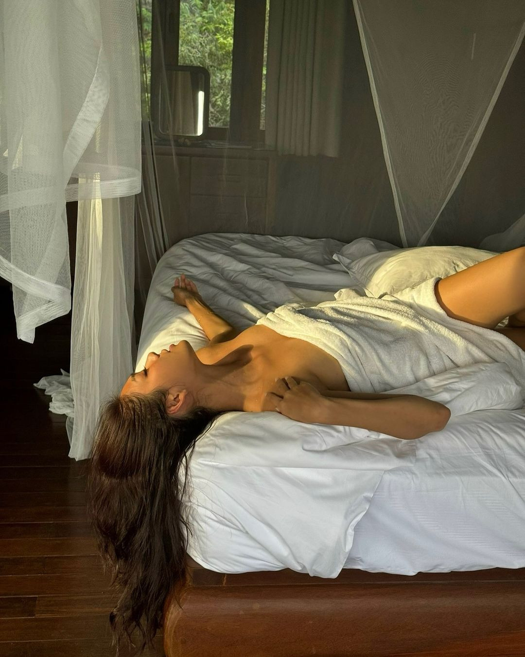 Mới đây trên trang cá nhân, "hoa hậu làng rich kid" Thảo Nhi Lê lại tái xuất và lần này cô nàng mang đến bộ ảnh trên giường với tạo dáng vô cùng quyến rũ.