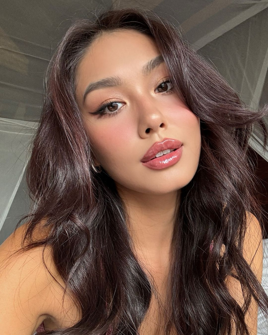 Thảo Nhi sở hữu làn da nâu khỏe khoắn, nhan sắc xinh đẹp, vóc dáng gợi cảm, gu thời trang phóng khoáng.