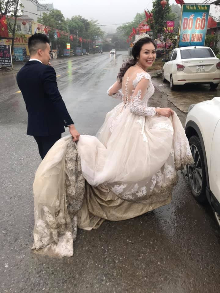 Một số netizen cũng góp ý là cô dâu nên chủ động đổi váy dài thành váy ngắn thì sẽ đỡ rơi vào tình huống éo le này.