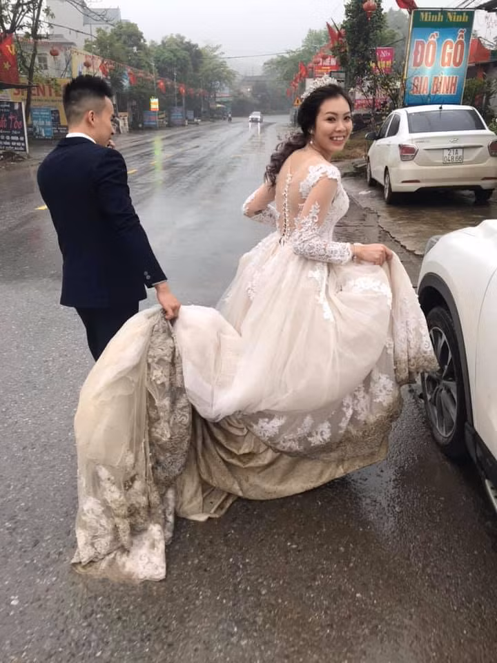 Một số netizen cũng góp ý là cô dâu nên chủ động đổi váy dài thành váy ngắn thì sẽ đỡ rơi vào tình huống éo le này.