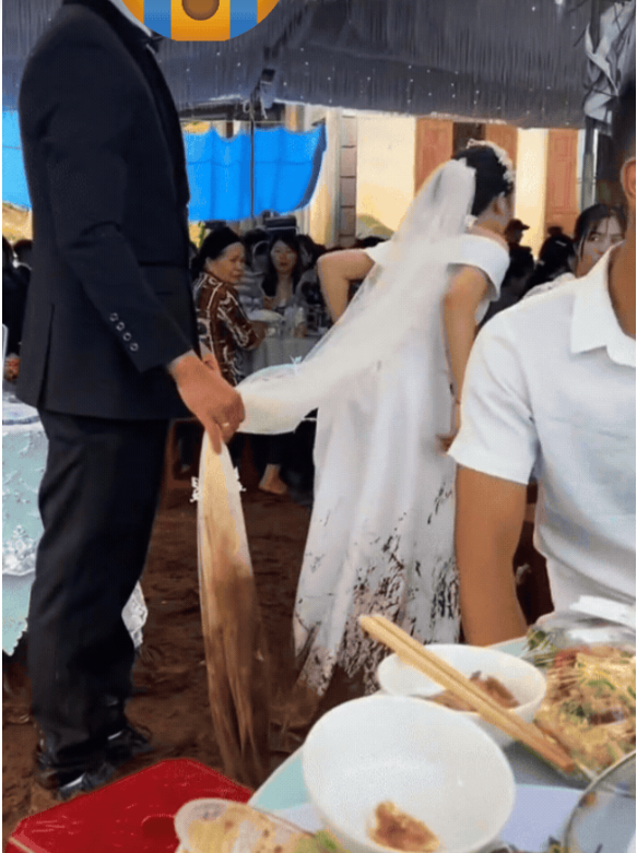 Xem xong đoạn video, nhiều người không khỏi thắc mắc chiếc váy này sẽ được xử lý thế nào?