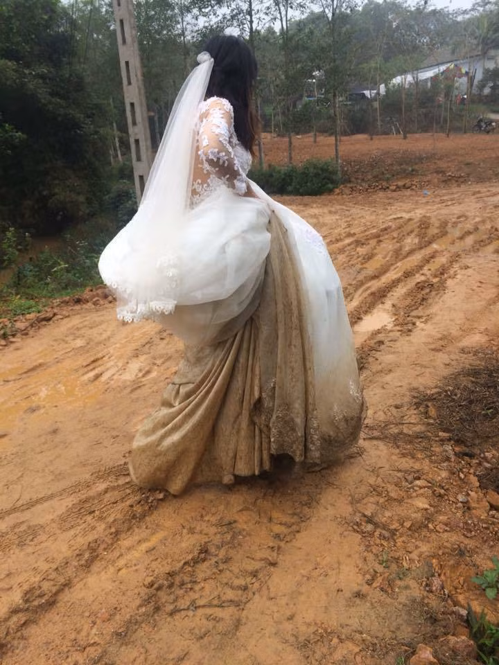 Tuy nhiên, phía studio cũng giải thích càng khiến nhiều người phải trầm trồ hơn: "Do mưa gió bất ngờ. Ngày hôm trước dâu rể cũng rất bận công việc. Bên mình thì hoan hỉ, không sao hết. Vì thật ra cô dâu cũng đâu muốn dơ như vậy trong ngày cưới của mình. Miễn sao xong đám cưới ai cũng hạnh phúc là được rồi mọi người ơi".