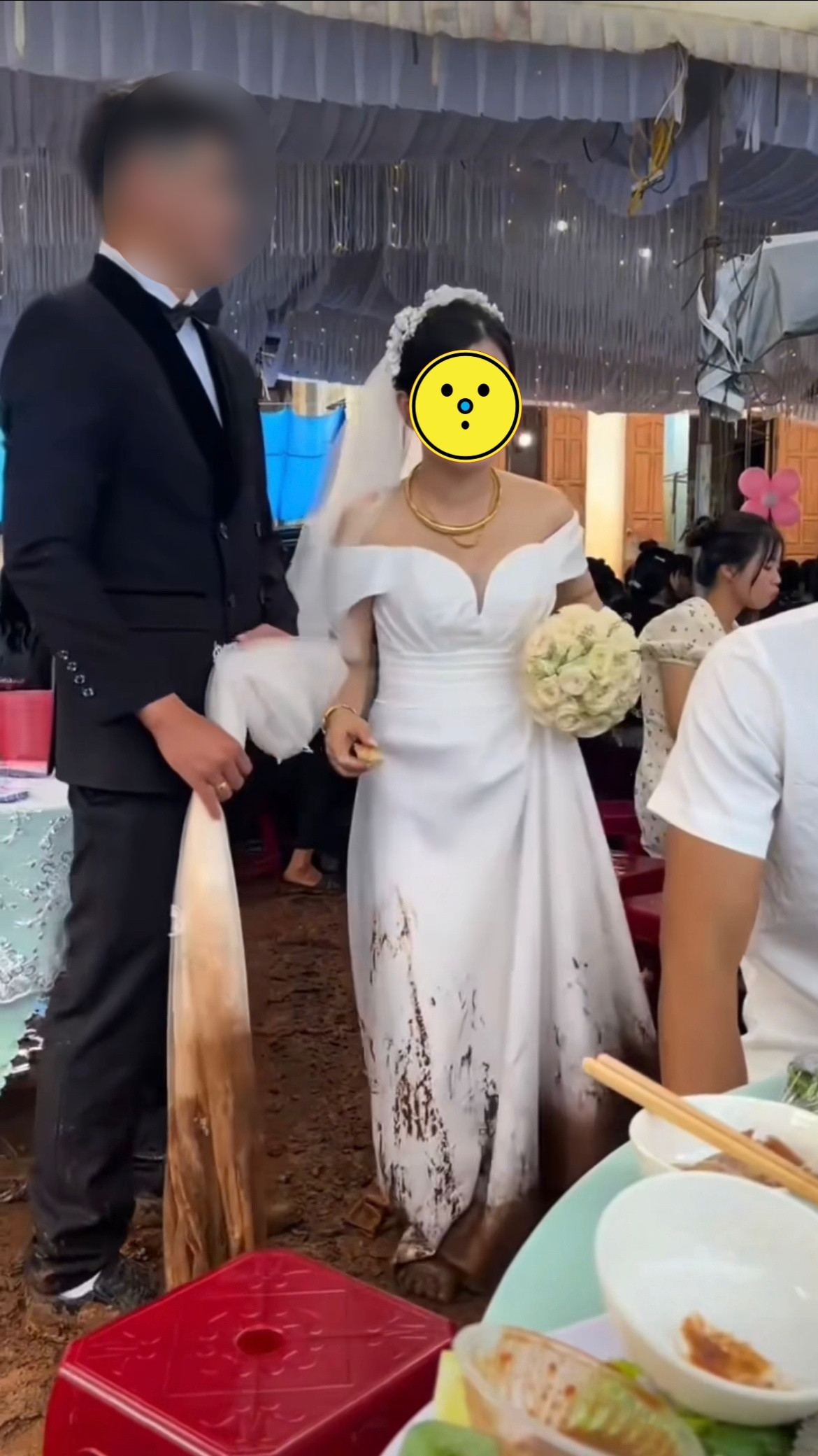 Theo như clip đăng tải, cô dâu mặc váy dài màu trắng, phải lội bùn đất trong đám cưới khiến chiếc váy trông vừa bẩn, mà hình ảnh của cô cũng nhếch nhác theo.