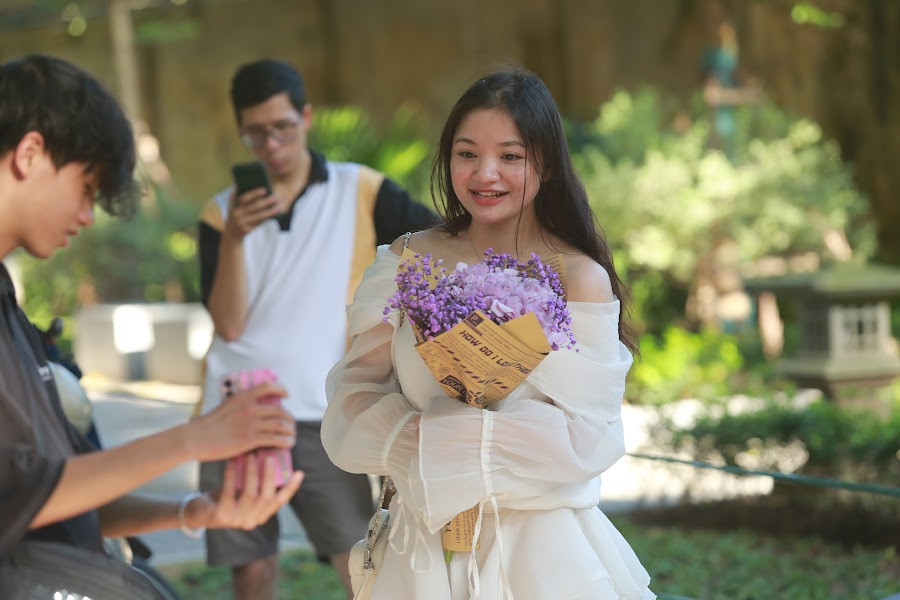 Dù khá đông và khó chọn góc vắng vẻ để lên ảnh, tuy nhiên thời điểm gần trưa là lúc ánh nắng chiếu xuyên qua những tán cây nên rất nhiều bạn trẻ vẫn chăm chỉ tạo dáng.