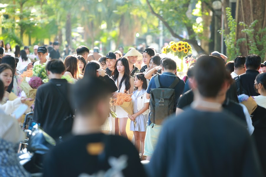 Với những hàng cây lớn 2 bên đường, nơi này từ nhiều năm nay đã trở thành địa điểm chụp ảnh của các bạn trẻ và cả các bậc phụ huynh. Một vài năm trở lại đây, khi trend chụp ảnh với những chiếc xe chở hoa gây sốt khắp mọi miền, khu vực này lại xuất hiện thêm hàng chục chiếc xe chở đầy hoa để phục vụ cho nhu cầu "sống ảo" của các vị khách.