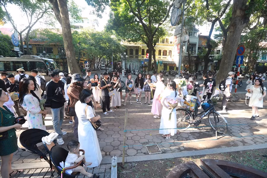 Điều này đã tạo nên khung cảnh thường được nói đùa là "1m2 chục nàng thơ".