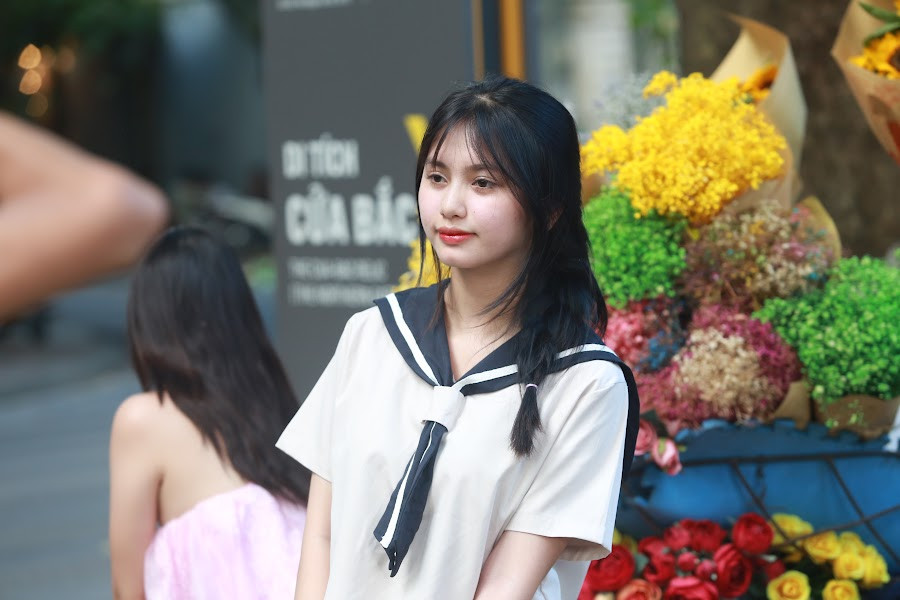 Bạn Minh Khuê (19 tuổi, Hà Đông) chia sẻ: "Mình phải dậy từ 5h sáng để đến đây mới có thể chọn được góc chụp đẹp", còn bạn Trà My (23 tuổi, Đống Đa thì hào hứng: "Thời tiết nắng lên mới có ảnh đẹp, năm nào em cũng có một bộ ảnh sống ảo ở con đường này".